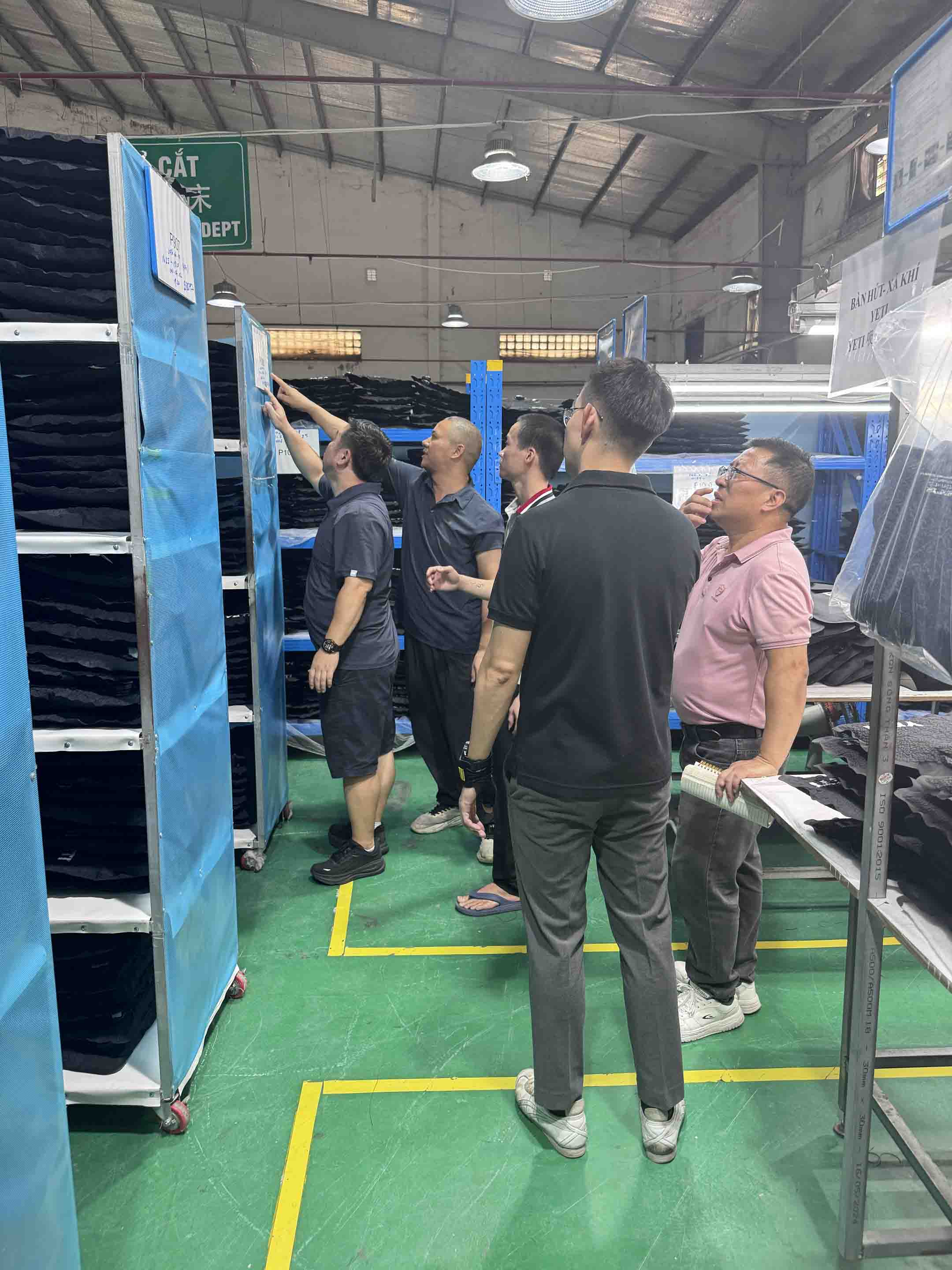 YETI Melawat Kemudahan Vietnam Sealock untuk Mengkaji Pengeluaran Beg Penyejuk Lembut